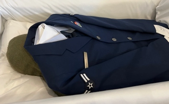 棺内に配置されたアメリカ空軍の正装制服
